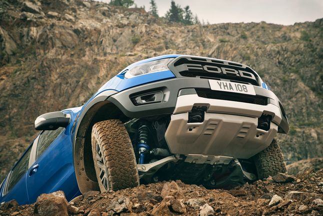 Zawieszenie i rama Raptora są przygotowane do dużych obciążeń dynamicznych. Może to trochę dziecinne, ale tak jak Focus RS był samochodem do driftowania, tak Raptor nadaje się do skakania.