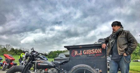 Stary motor Harley-Davidson, podróże i ciemnia. Oto mobilne studio mokrego kolodionu