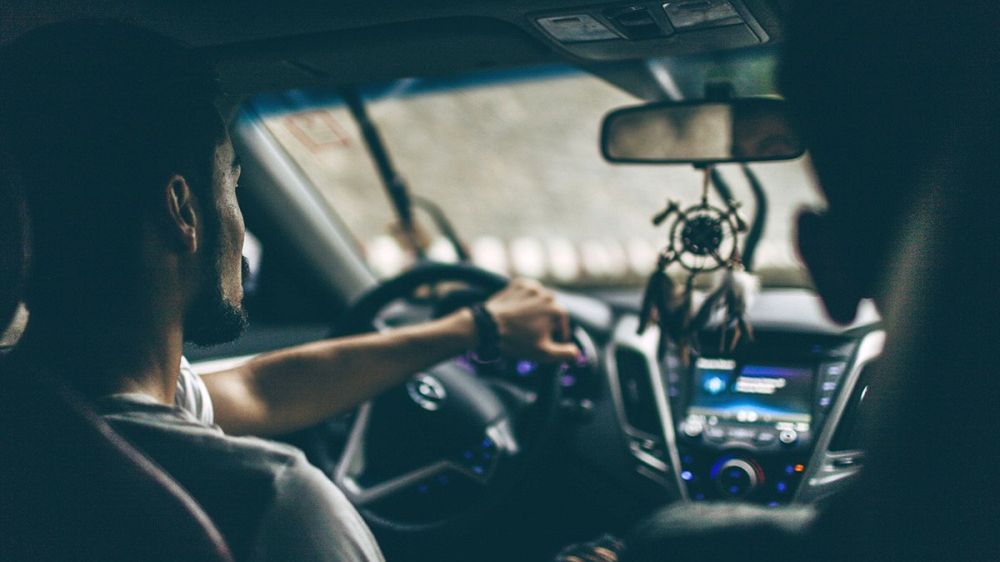 Zdrowie za kierownicą. Jak dbać o siebie podczas długich podróży samochodem?