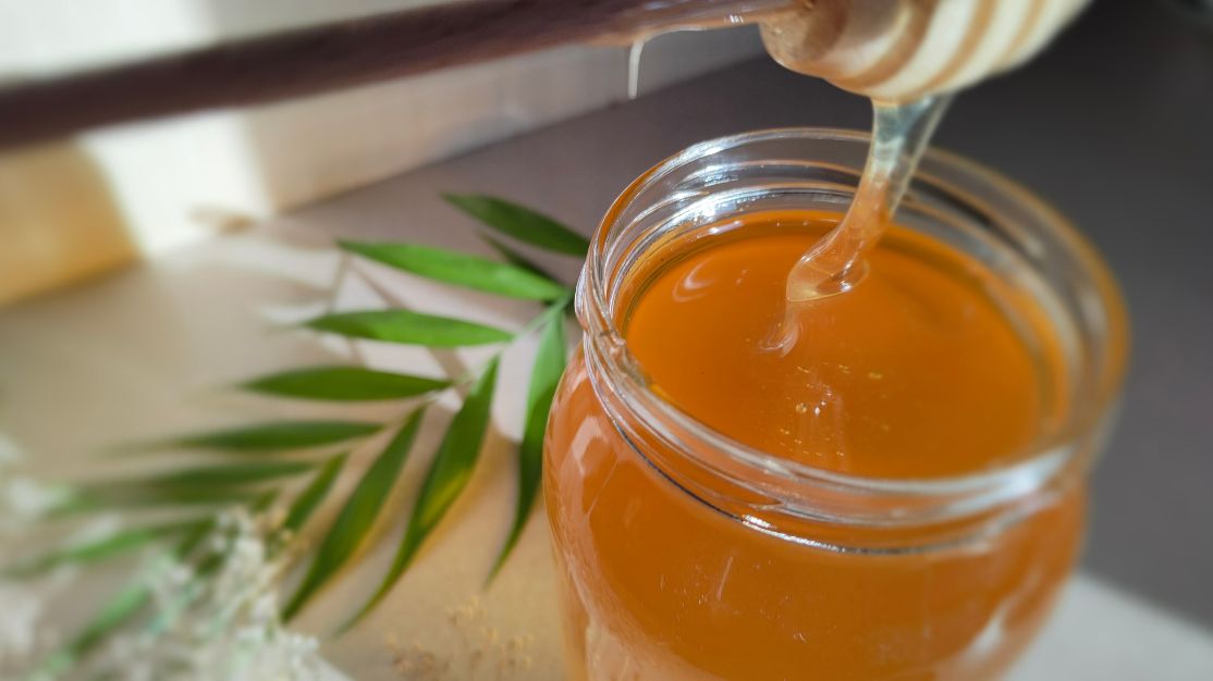 Miód pszczeli może mieć konsystencję gęstego płynu lub stałą, barwę od białej, poprzez jasnożółtą, do brunatno-brązowej.