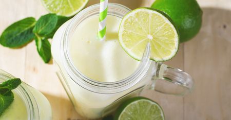 Orzeźwiająca i kremowa lemoniada. Do blendera wrzuć całe limonki ze skórką