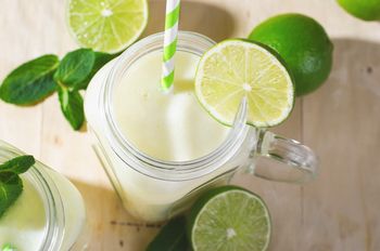 Orzeźwiająca i kremowa lemoniada. Do blendera wrzuć całe limonki ze skórką