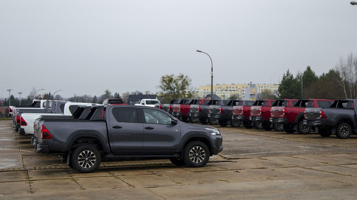 Toyoty Hilux GR Sport czekające na ostatni szlif lub na odjazd do salonu