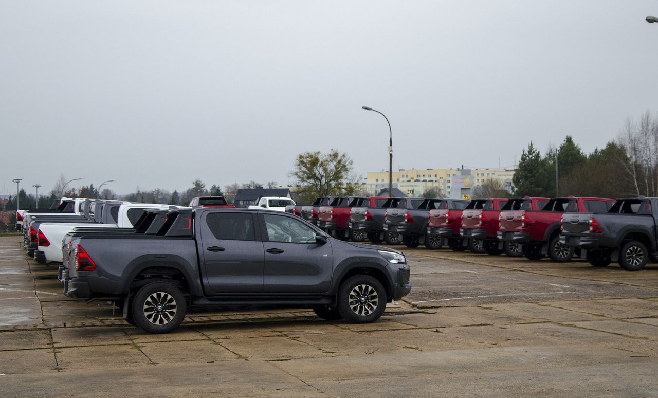 Toyoty Hilux GR Sport czekające na ostatni szlif lub na odjazd do salonu