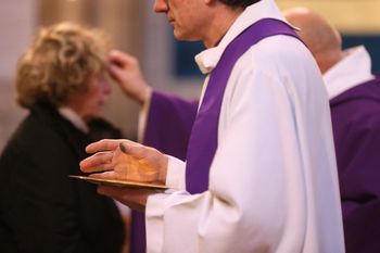 Czy w Środę Popielcową trzeba iść do kościoła? Nie każdy katolik wie