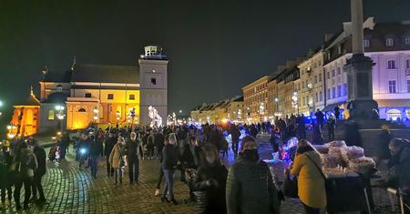Warszawa. Tłumy na Krakowskim Przedmieściu podziwiają świąteczną iluminację