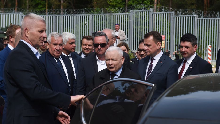 Kopczany (woj. podlaskie), 27.05.2023. Prezes PiS Jarosław Kaczyński (C), wicepremier, minister obrony narodowej Mariusz Błaszczak (2P), wiceminister obrony narodowej Michał Wiśniewski (3P), rzecznik PiS Rafał Bochenek (6L), wojewoda podlaski Bohdan Paszkowski (5L), senator PiS Mariusz Gromko (P) oraz poseł PiS Kazimierz Gwiazdowski (4L) podczas konferencji prasowej przy granicy polsko-białoruskiej w miejscowości Kopczany, 27 bm. Konferencja zainaugurowała akcję #TrasaDotrzymanegoSłowa. (jm) PAP/Tomasz Waszczuk