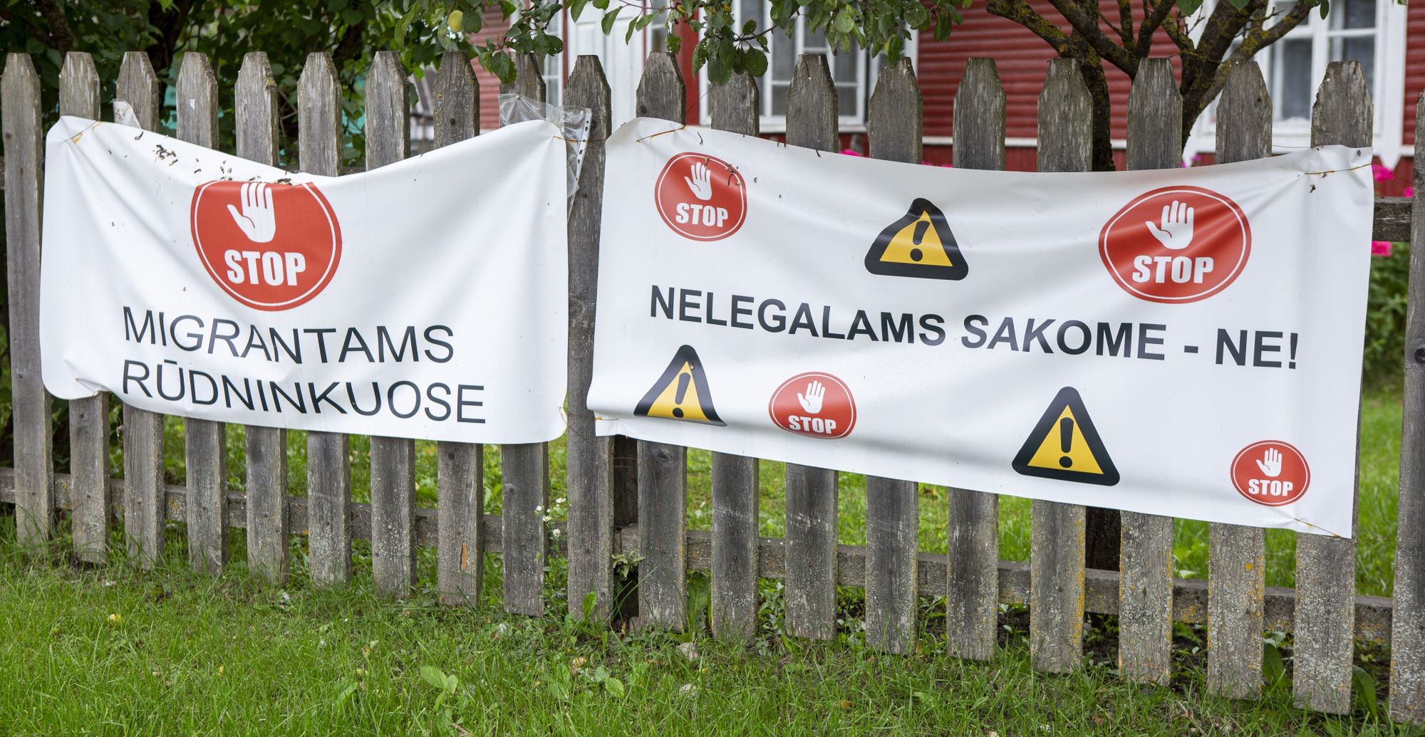 Na ogrodzeniach dwóch posesji przy ulicy Kościelnej w Rudnikach wiszą antyuchodźcze bannery