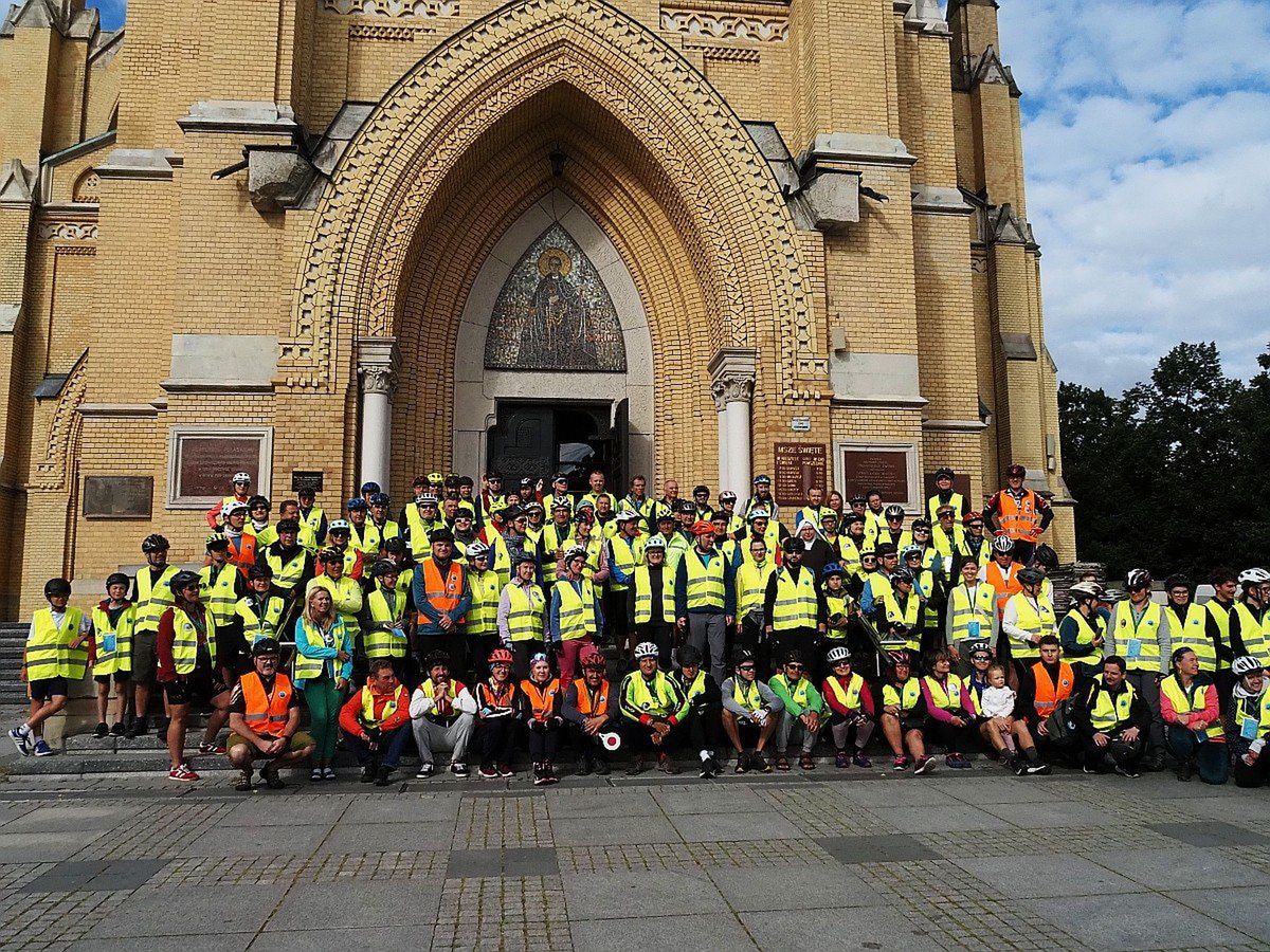 Łódź: Spod Archikatedry wyruszyła rowerowa pielgrzymka na Jasną Górę. 140 kilometrów rowerowi pątnicy pokonają w dwa dni