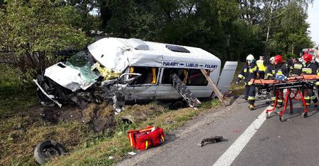 Śmiertelny wypadek w Garbowie. Zderzenie trzech pojazdów. 16 osób rannych, jedna nie żyje