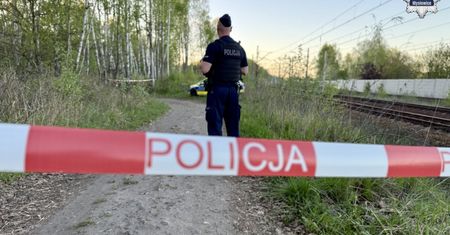 Akcja służb w lesie w Mysłowicach. Znaleziono porzucony samochód z podejrzaną paczką