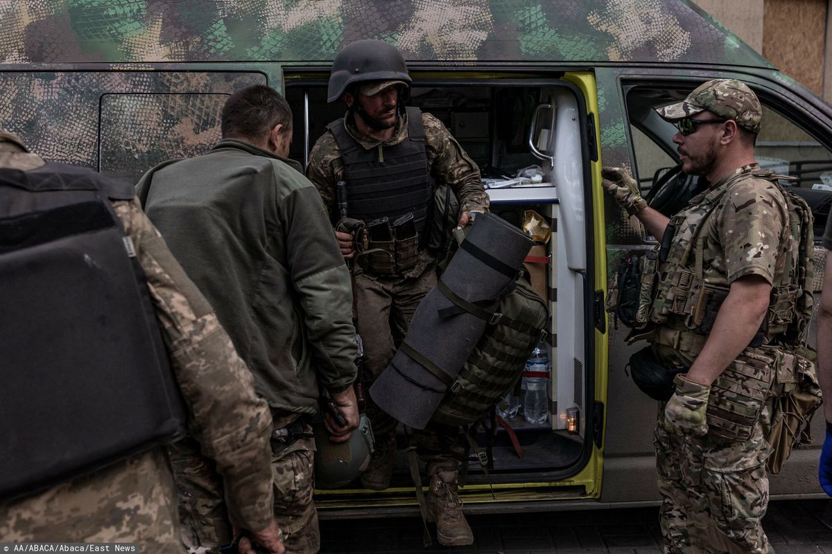 Ranni żołnierze przybywają do punktu stabilizacji w północnym obwodzie donieckim na Ukrainie 19 lipca 2023 r. 