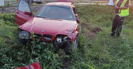 Poważny wypadek na przejeździe kolejowym. Ciężki stan kierowcy