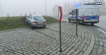 Uciekli z miejsca wypadku. Pasażerka nie zapomniała o puszce z piwem