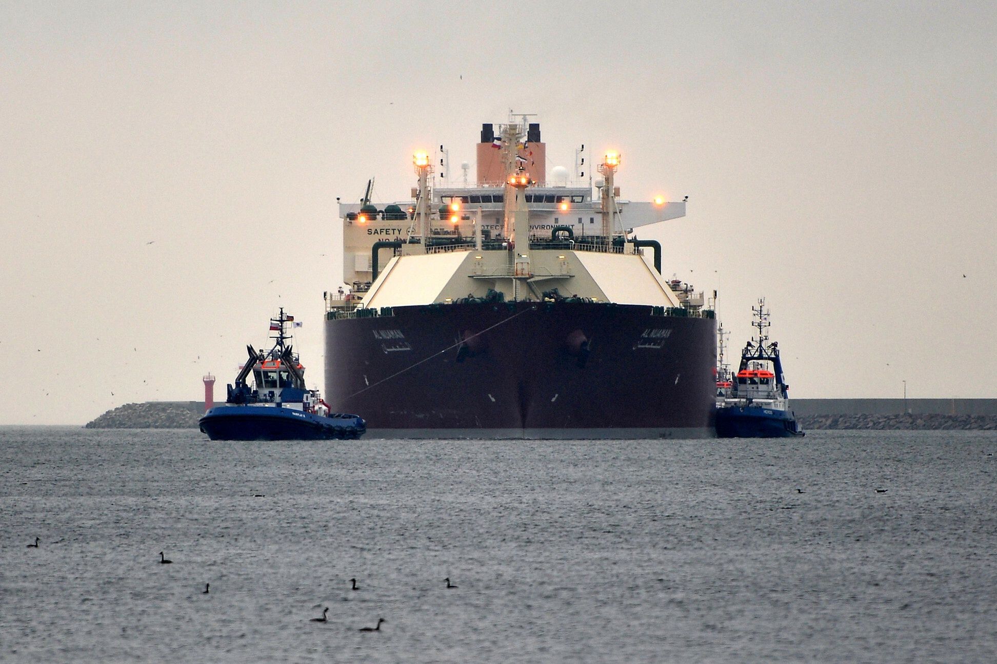 Pierwszy gazowiec z Kataru w terminalu LNG w Świnoujciu Swinoujscie, 11.12.2015    Metanowiec Al Nuaman z katarskim gazem wplynal do Swinoujscia. Gigantyczna jednostka o dlugosci ponad 315 m dostarczyla ponad 200 tys. m3. skroplonego paliwa, tj. ok. 120 mln m3 gazu ziemnego.     Statek wyruszyl w rejs 20 listopada z katarskiego portu Ras Laffan. Kolejny transport zaplanowany jest w lutym 2016 roku.    Byla to pierwsza, historyczna dostawa LNG do Polski, ktora posluzy do schlodzenia i rozruchu terminala LNG.