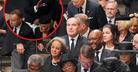 I wszystko jasne. Dlatego Andrzej Duda siedział przed Joe Bidenem