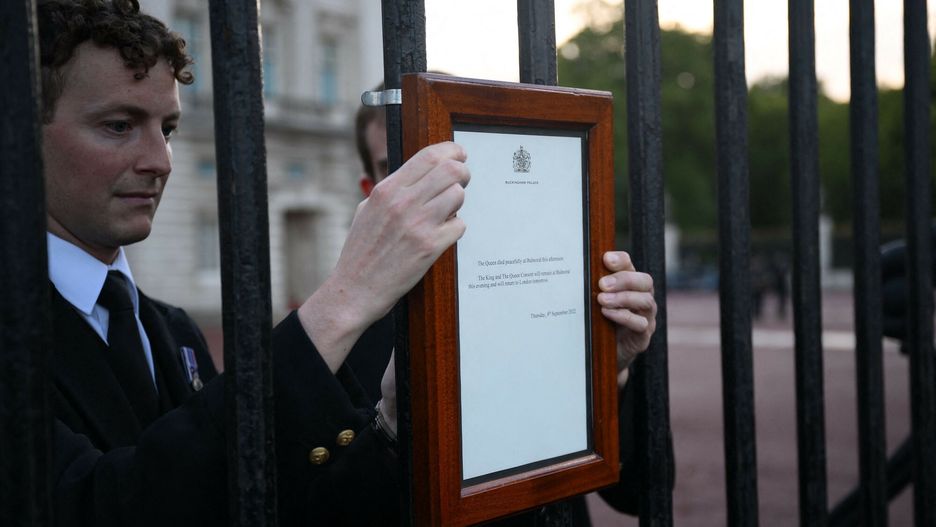 Sytuacja przed Pa?acem Buckingham
A notice announcing the death of Queen Elizabeth II is placed on th railings outside of Buckingham Palace in central London, in central London on September 8, 2022. - Queen Elizabeth II, the longest-serving monarch in British history and an icon instantly recognisable to billions of people around the world, has died aged 96, Buckingham Palace said on Thursday. (Photo by Daniel LEAL / AFP)
DANIEL LEAL