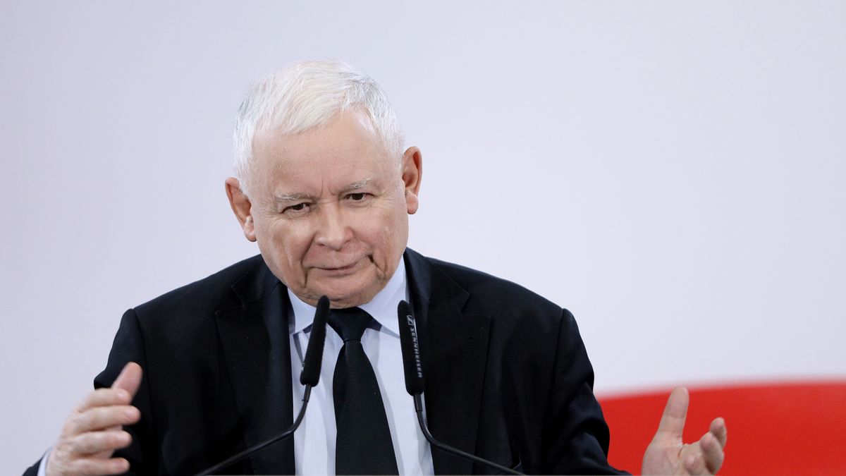 Jastrzębie-Zdrój, 19.11.2022. Prezes Prawa i Sprawiedliwości Jarosław Kaczyński podczas spotkania z mieszkańcami w Jastrzębiu-Zdroju, 19 bm. Prezes Kaczyński kontynuuje objazd po kraju i spotkania z wyborcami. (sko) PAP/Tomasz Wiktor