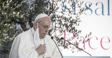 Papież Franciszek zabrał głos ws. par LGBT. Watykan rozwiał wątpliwości