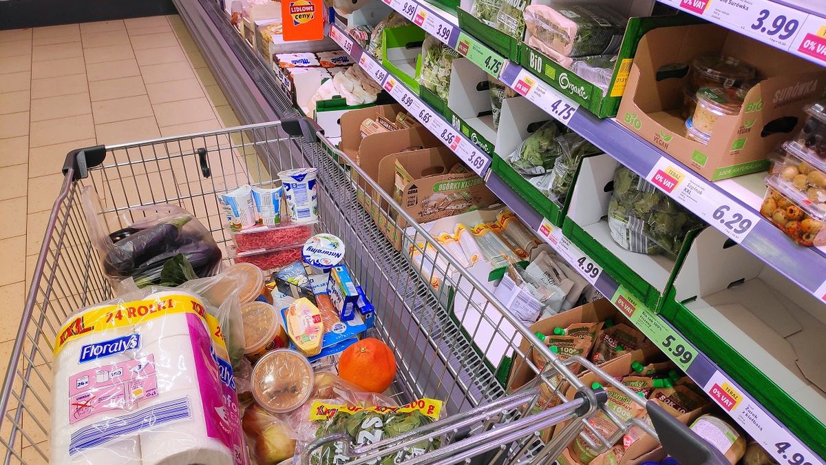 Będą dodatkowe opłaty w sklepach. Lidl i Biedronka już się przygotowują
