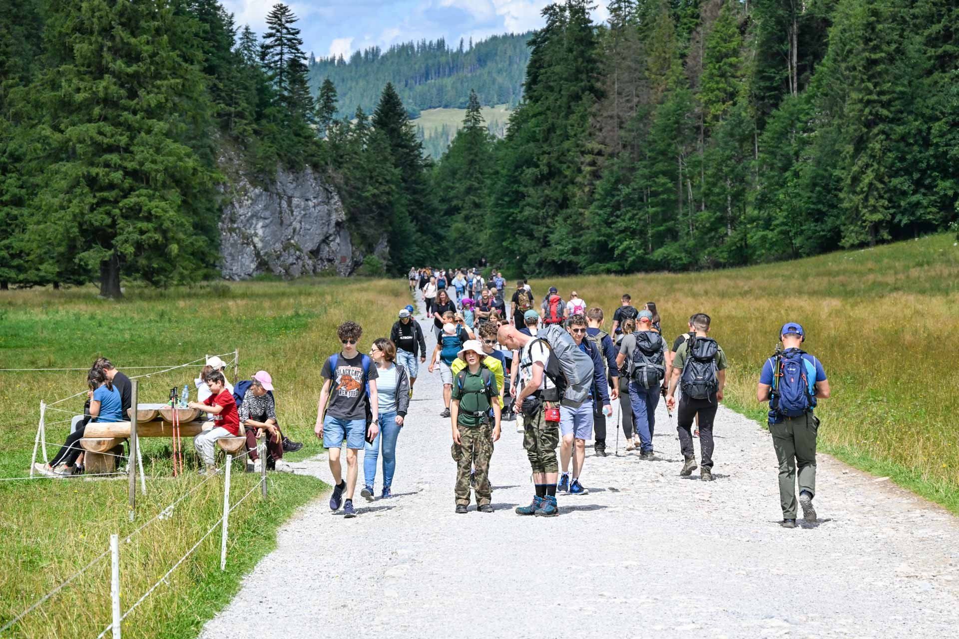 Turyści w Dolinie Kościeliskiej
