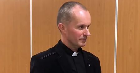 Ma ślub cywilny, chce zostać chrzestnym. Ksiądz pozbawia złudzeń