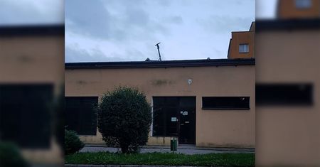 Jak nie w koszu, to na dachu budynku. Tak użytkownicy parkują elektryczne hulajnogi