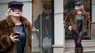 Wystrojona Katarzyna Figura zadaje szyku na środku chodnika. Ikona mody? (ZDJĘCIA)
