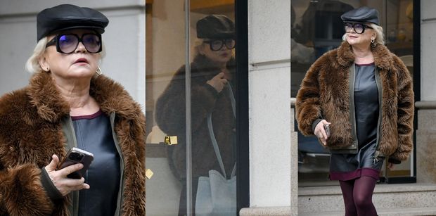 Wystrojona Katarzyna Figura zadaje szyku na środku chodnika. Ikona mody? (ZDJĘCIA)