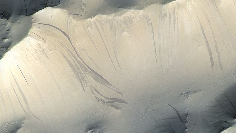 Pasma na zboczach krateru Olympus Mons na Marsie.