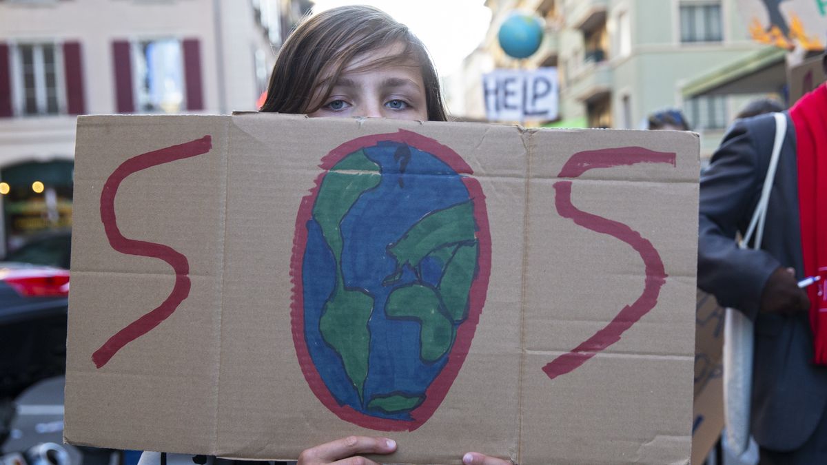 epa09539403 People holding placards attend a Global Climate Strike demonstration during the international strike day of Fridays For Future, in Geneva, Switzerland, 22 October 2021. Global Climate Strike demonstrations are held to demand action from world leaders to combat the climate change crisis.  EPA/SALVATORE DI NOLFI Dostawca: PAP/EPA.