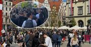 Rzeka ludzi w polskim mieście. Miejscami nie dało się przejść