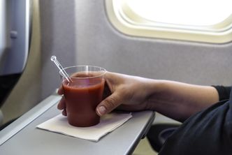 Dlaczego w samolocie nabieramy ochoty na sok pomidorowy? Linie lotnicze zabierają na pokład setki tysięcy litrów rocznie