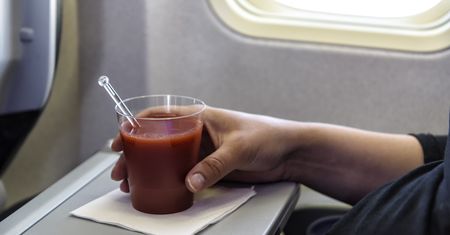 Dlaczego w samolocie nabieramy ochoty na sok pomidorowy? Linie lotnicze zabierają na pokład setki tysięcy litrów rocznie