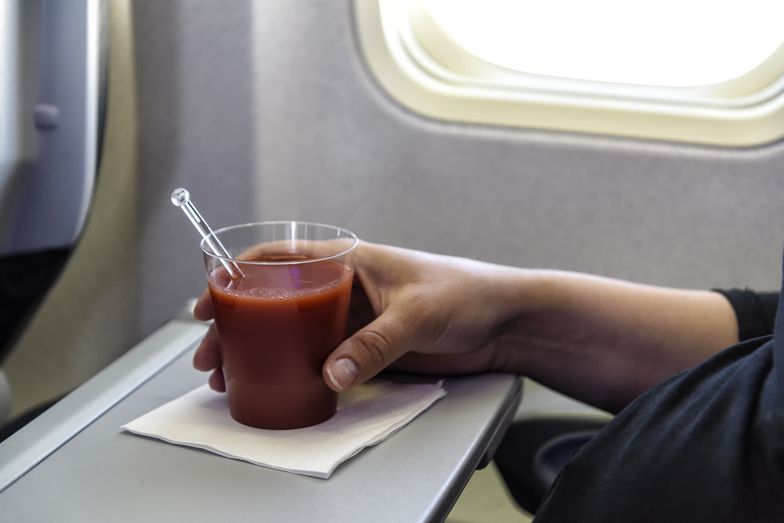 Dlaczego w samolocie nabieramy ochoty na sok pomidorowy? Linie lotnicze zabierają na pokład setki tysięcy litrów rocznie