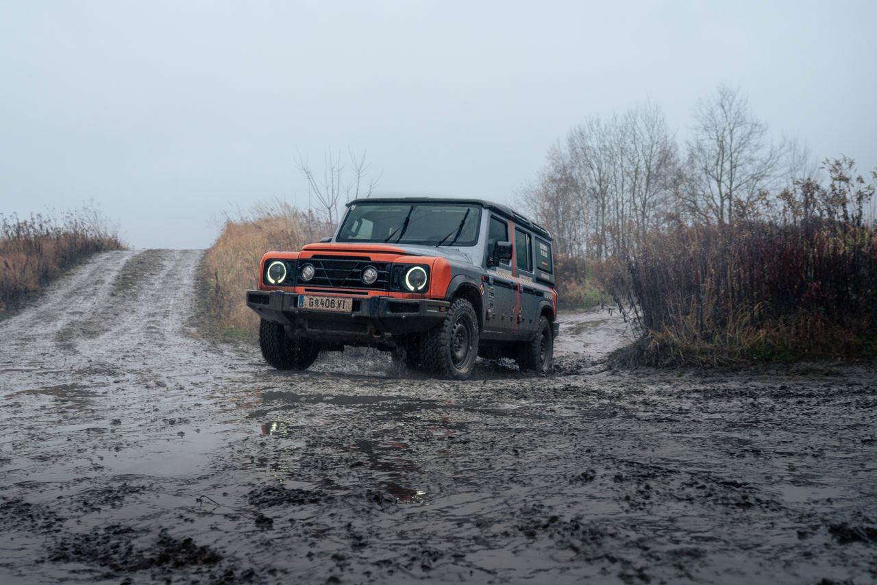 Ineos Grenadier z prawego fotela na torze off-roadowym. Taki powinien być nowy Defender!