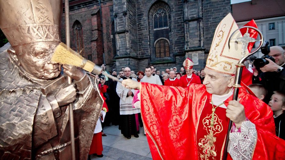 ARCYBISKUP JÓZEF KOWALCZYK podczas poświęcenia pomnika Jana Pawła II w Świdnicy w 2014 r.