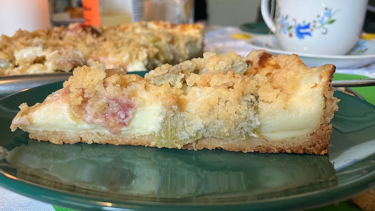 Ciasto z rabarbarem i budyniem zachwyca przyjemnym kontrastem