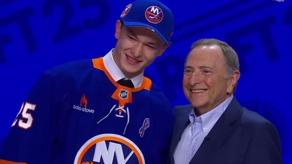 Numer 1 draftu NHL 2025 Matthew Schaefer z komisarzem ligi Garym Bettmanem