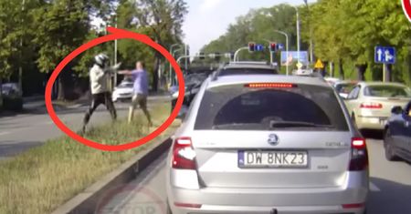 Motocyklista ruszył z pięściami na kierowcę. Nagranie z Wrocławia obiegło sieć