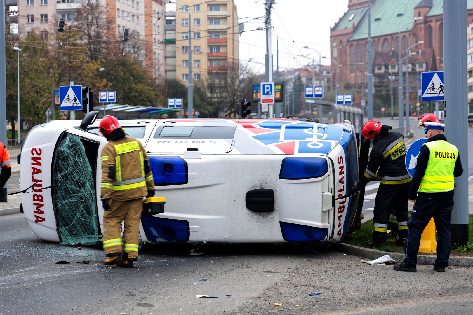 Szczecin. Wypadek na ul. Wyszyńskiego Uszkodzona karetka przewróciła się na bok
