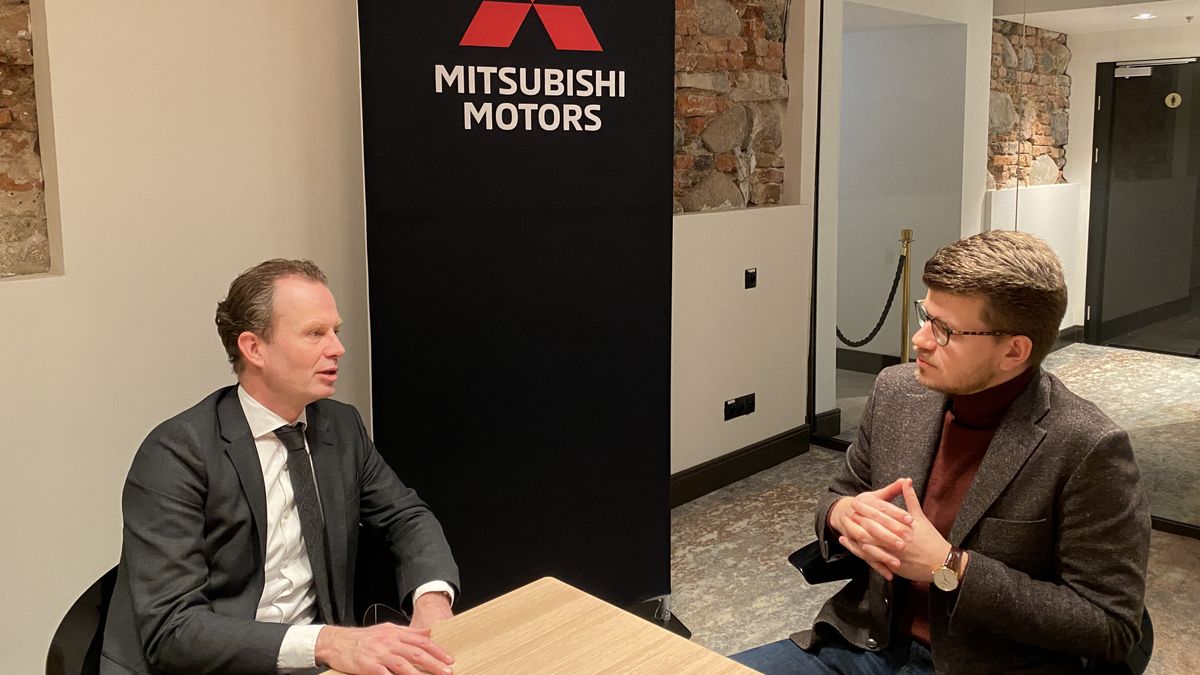 Frank Krol, prezes Mitsubishi Motors Europe i Błażej Buliński, dziennikarz Autokult.pl