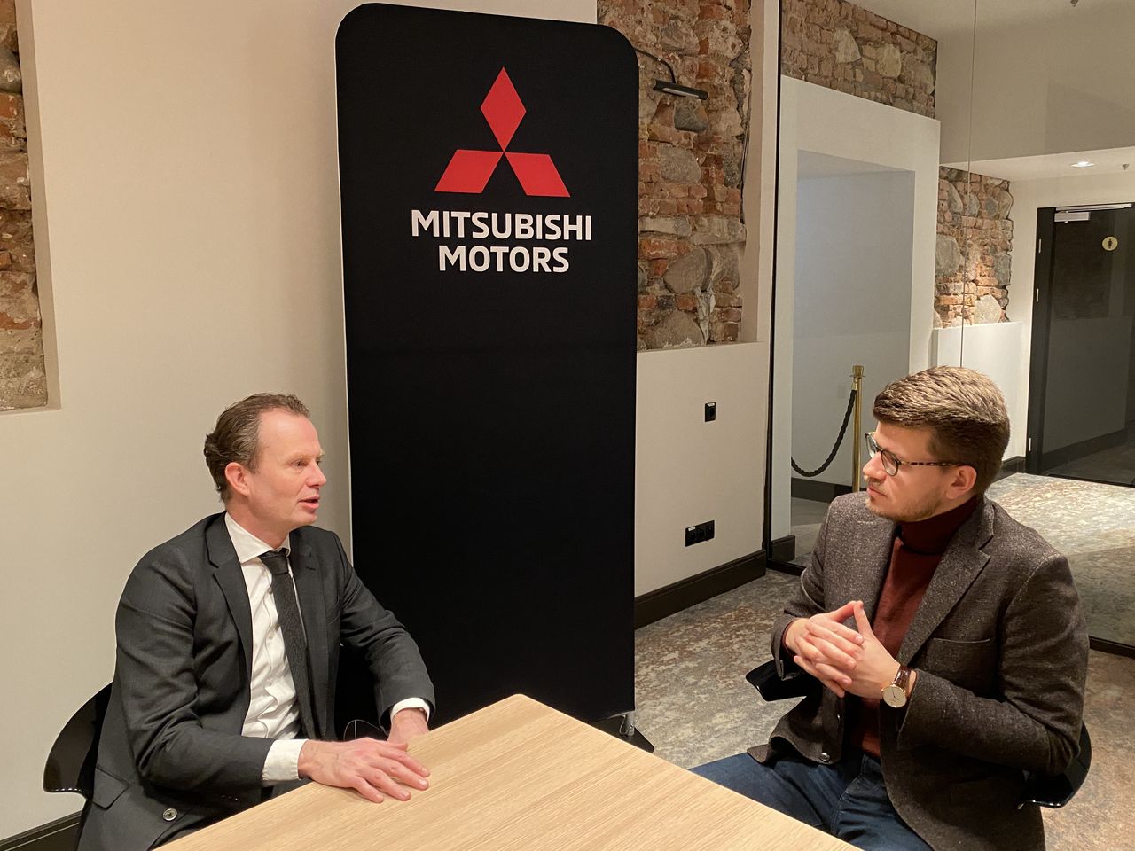 Frank Krol, prezes Mitsubishi Motors Europe i Błażej Buliński, dziennikarz Autokult.pl