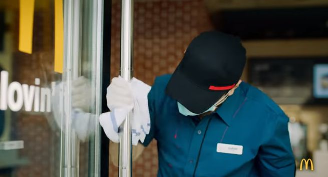 McDonald's pokazuje wdrożenie nowych standardów higieny po epidemii (wideo)