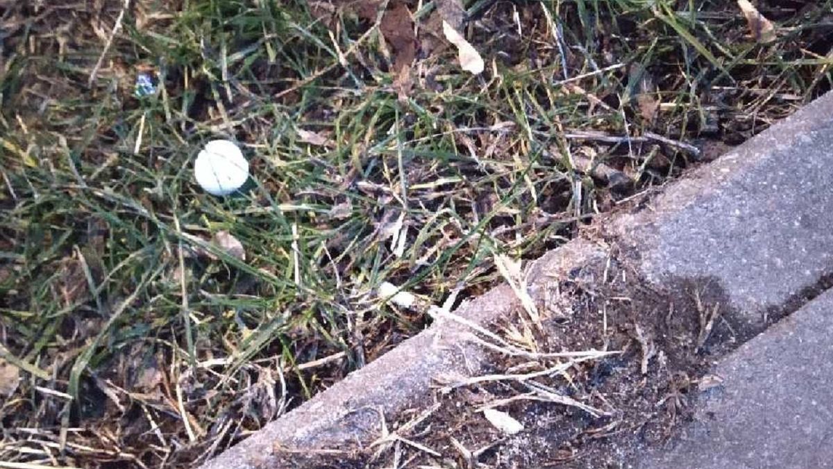 Warszawa. Znaleziono tajemnicze kapsułki na chodnikach i ulicach