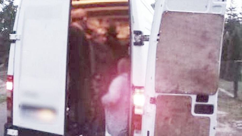 Ukrainiec przewoził w busie o 29 osób za dużo 