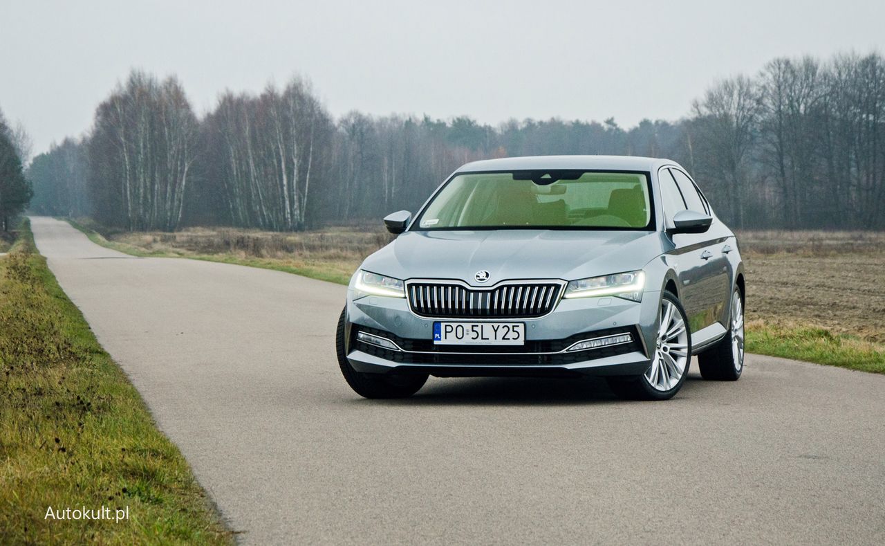Škoda Superb po liftingu: z silnikiem benzynowym oszczędna jak diesel