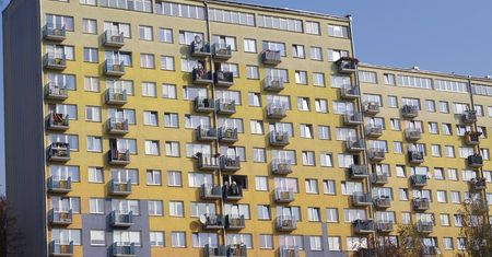 Kolejna mieszkanka Lublina padła ofiarą oszustwa. Wyrzuciła z balkonu 65 tys. zł