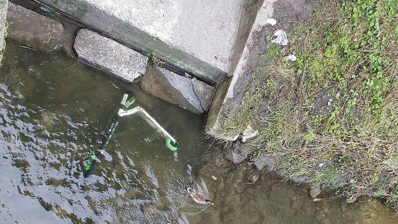 Hulajnoga elektryczna Lime rzucona do rzeki Czerniejówka