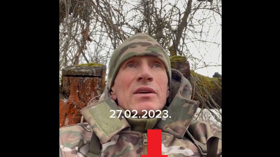 Kiyanyn trzyma w rękach karabinek Grot z zamontowaną lunetą Bushnell.
